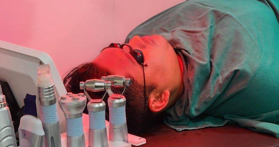 Patient receiving light therapy skin treatment at Tendercare